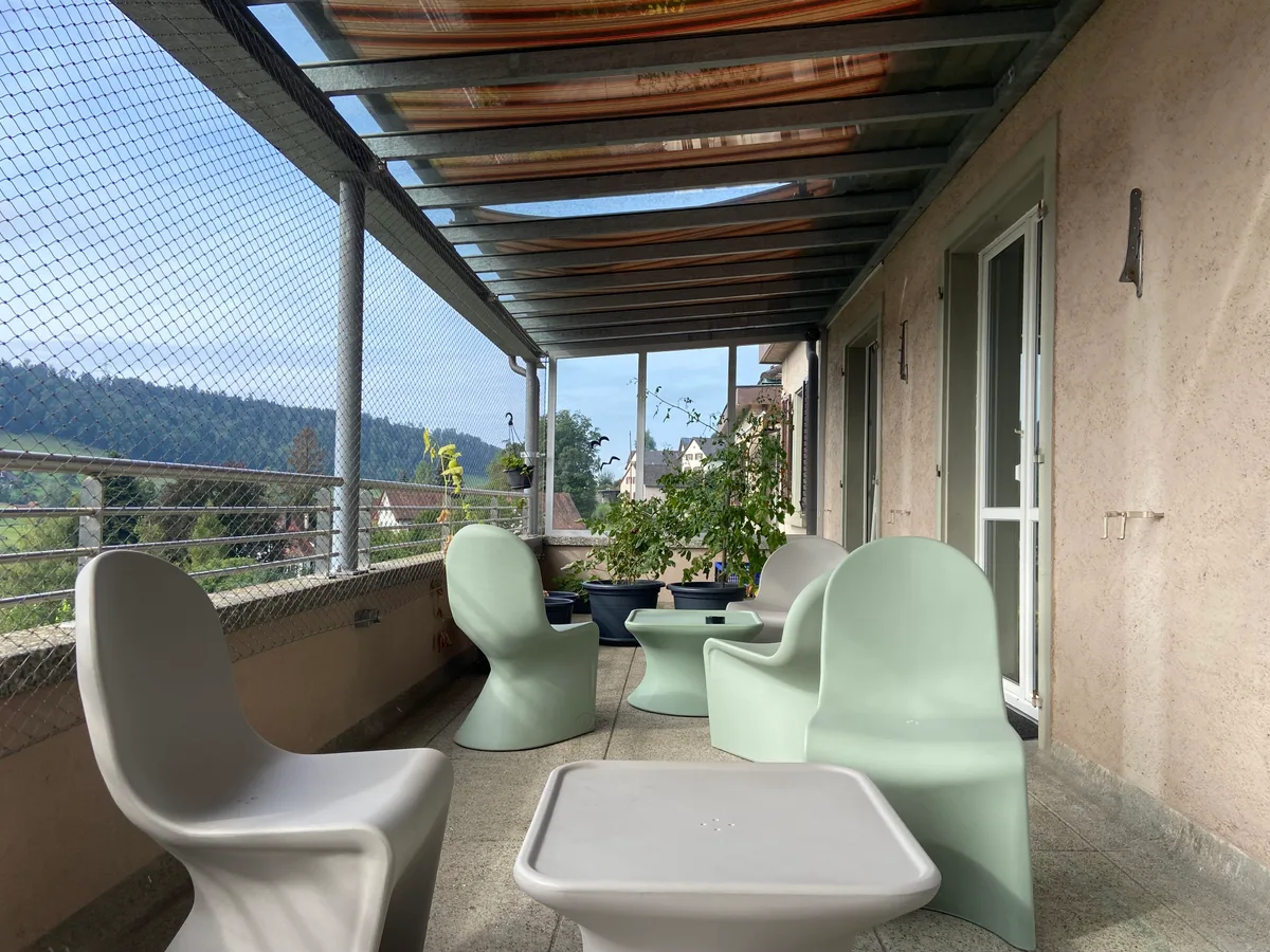 Der Balkon ist ebenfalls so sicher wie möglich gestaltet. Diese Kunststoffsessel wiegen zirka 50 Kilogramm und sind kaum zu bewegen. Ein Aufenthaltsbereich auf einem Balkon.